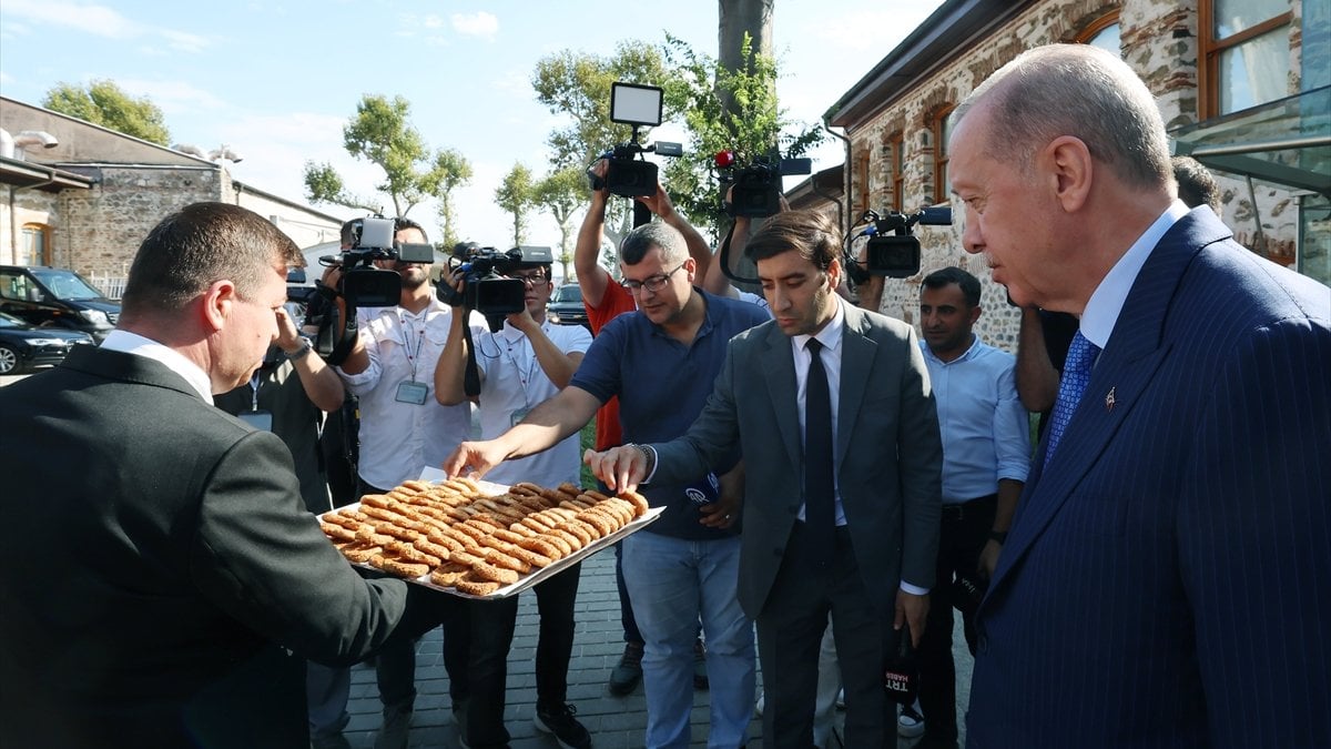 Cumhurbaşkanı Erdoğan’dan gazetecilere kandil simidi ikramı