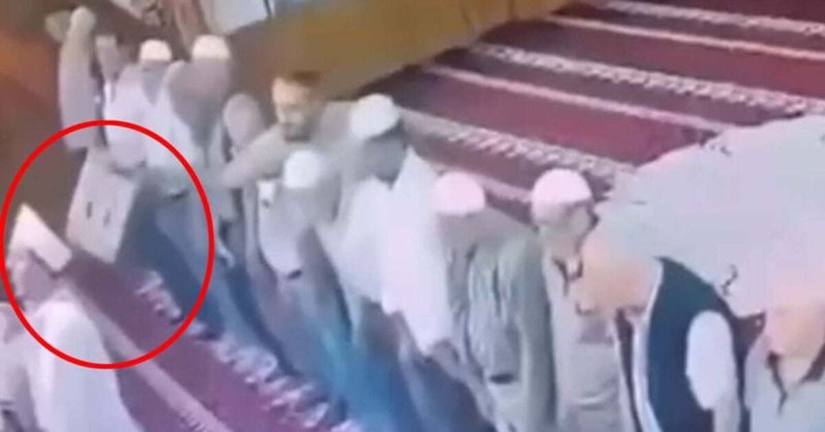 Namaz kıldıran imamın başına tabureyle vurdu! Cemaat vantilatör ve tabureyle kovaladı!