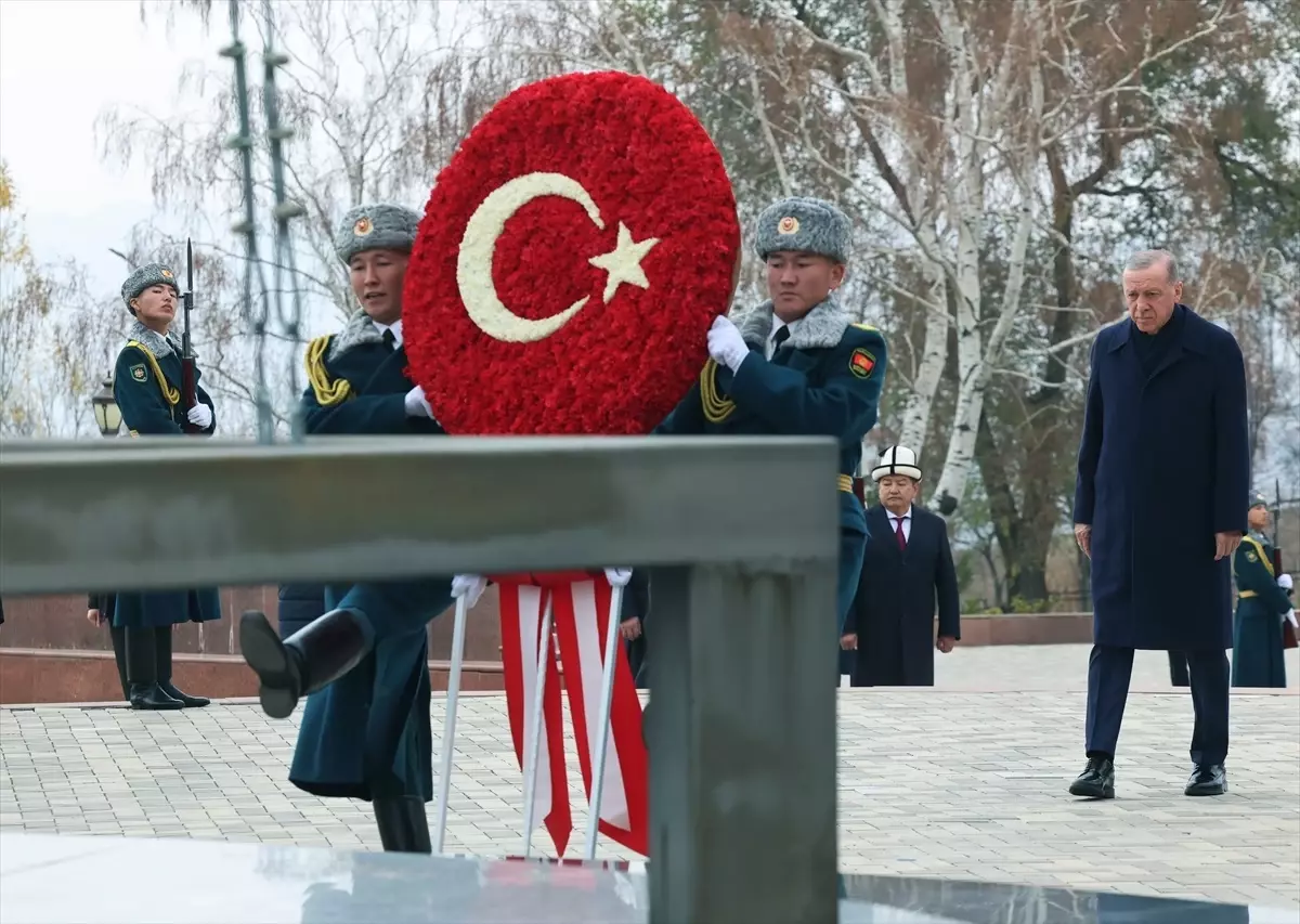 Cumhurbaşkanı Erdoğan, Bişkek’te Ürkün Anıtı’na çelenk bıraktı